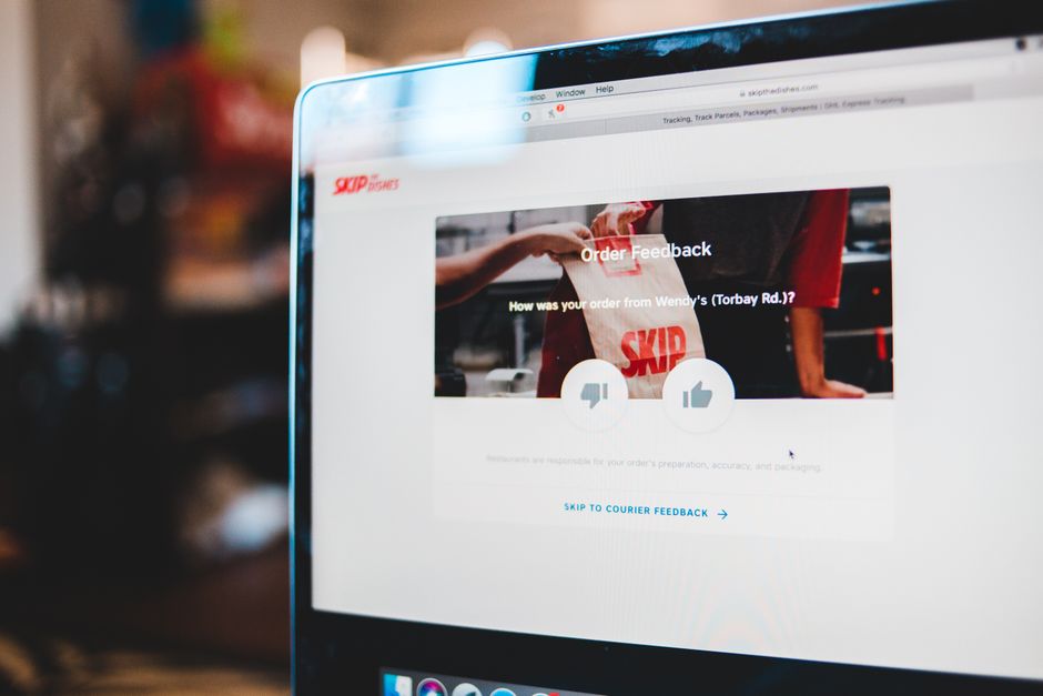 Imagem de uma tela de computador exibindo uma página de feedback de pedidos de delivery, ilustrando processos de atendimento ao cliente e avaliação de serviços.