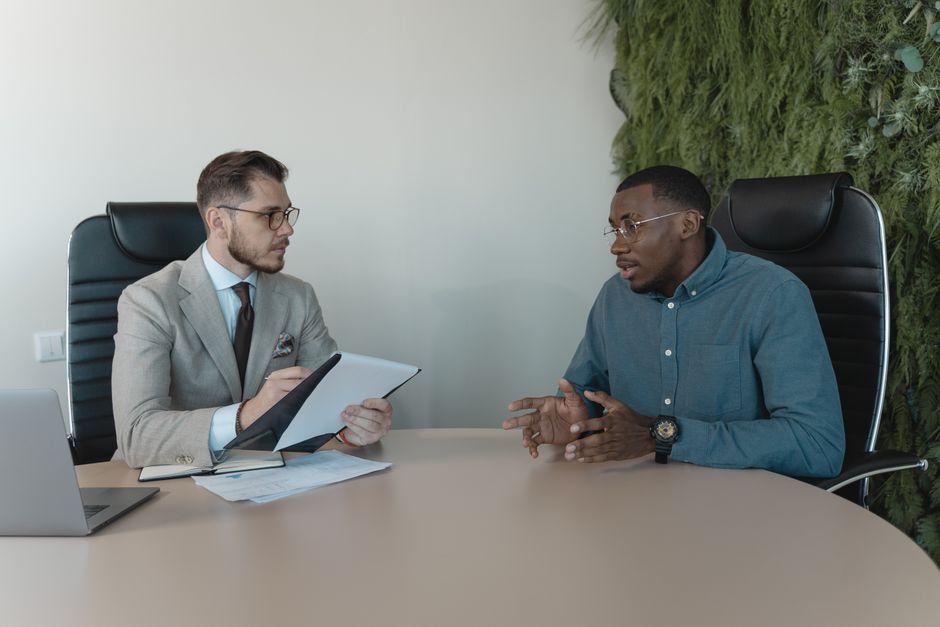 Homens em uma reunião de negócios em um escritório, discutindo estratégias e projetos.
