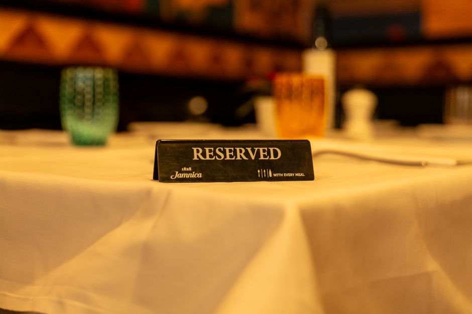 Placa de mesa reservada em um restaurante, sugerindo um ambiente de alimentação ou evento social exclusivo.