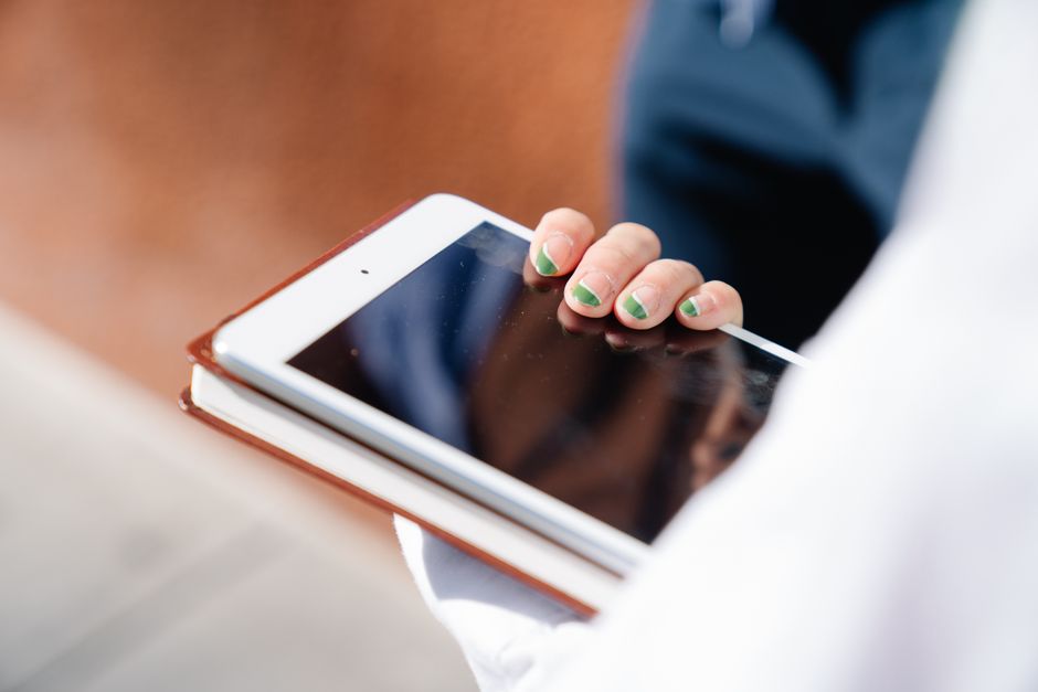 Pessoa utilizando um tablet, simbolizando tecnologia e inovação em ambientes corporativos.