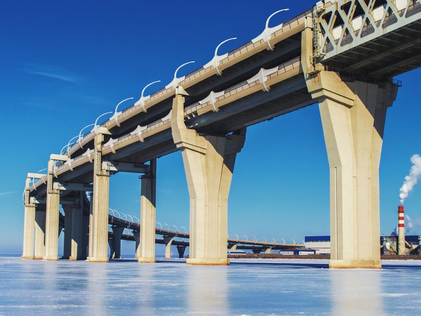 Imagem de uma ponte de grande porte sob um céu claro, simbolizando conexões e infraestrutura.