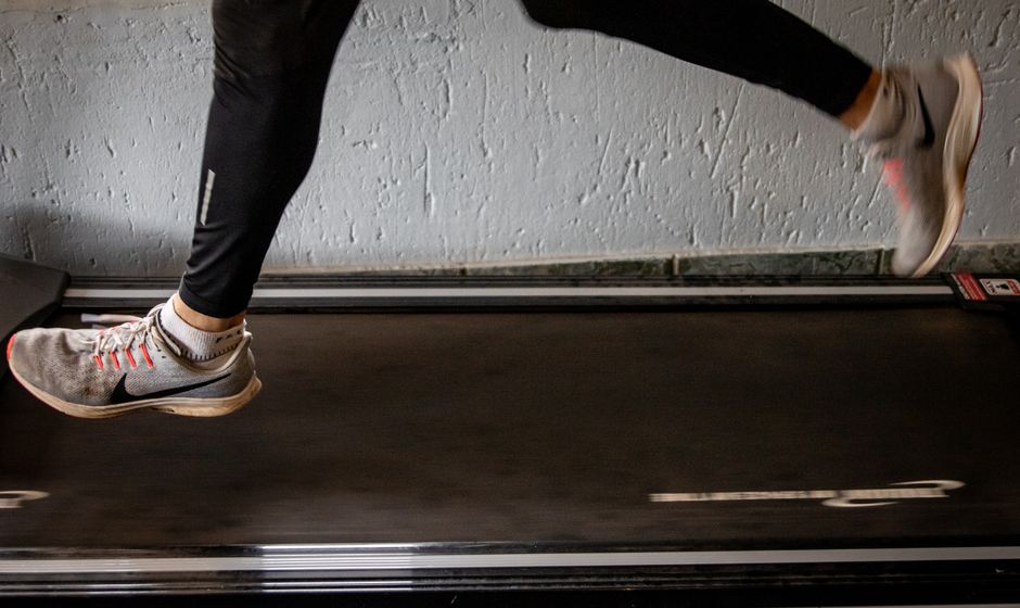 Pessoa praticando corrida em uma esteira, destacando o tema de saúde, fitness e bem-estar.