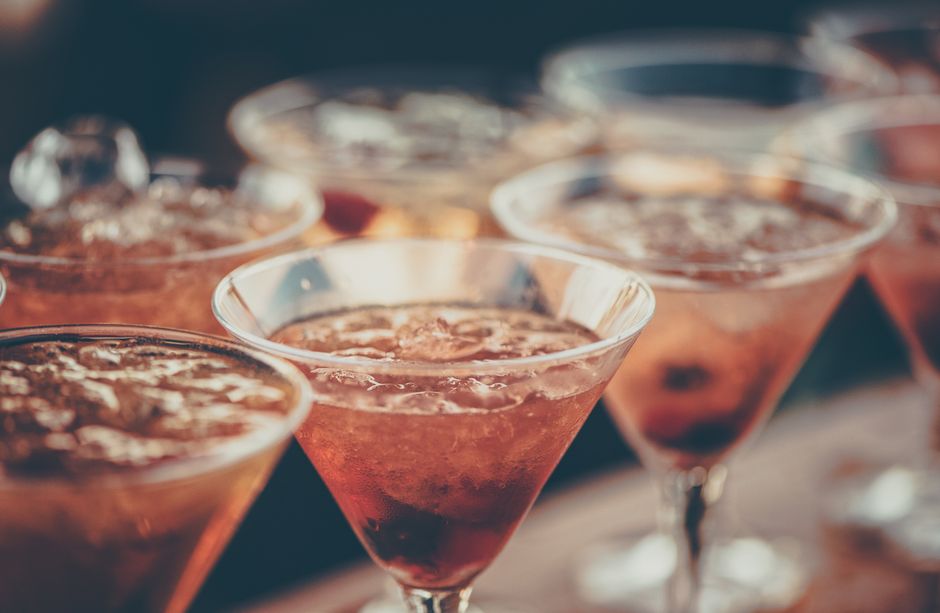 Imagem de coquetéis servidos em taças elegantes, ideal para ilustrar temas de festas, eventos sociais ou gastronomia de bebidas sofisticadas.