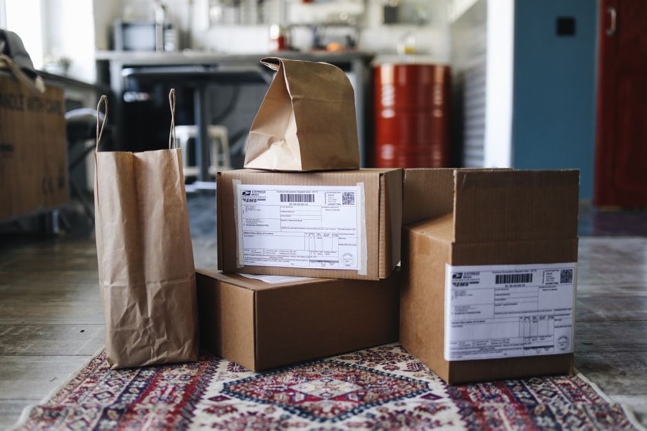 Pacotes de envio e logística em um ambiente de armazenamento, destacando a gestão de entregas e recebimentos de produtos.