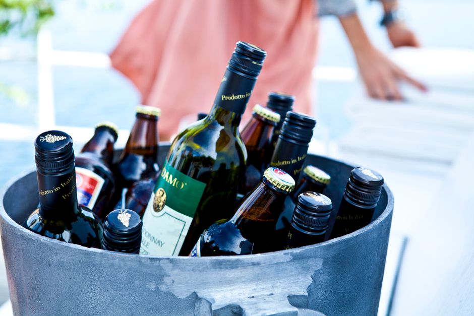 Imagem de uma tradicional caixa de vinho com várias garrafas, ideal para ilustrar temas relacionados a bebidas, festas ou momentos de celebração.