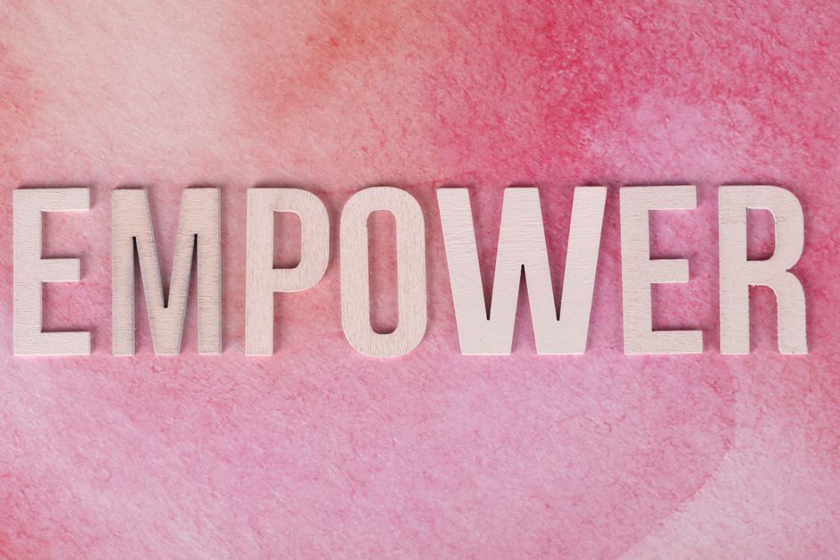 Imagem com as palavras 'EM POWER' em letras de madeira, simbolizando empoderamento e motivação.