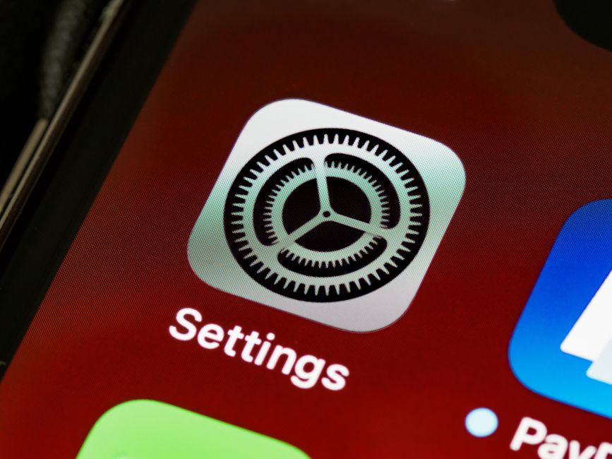 Imagem de um ícone de configurações em um smartphone, representando ajustes e gerenciamento de dispositivos digitais.