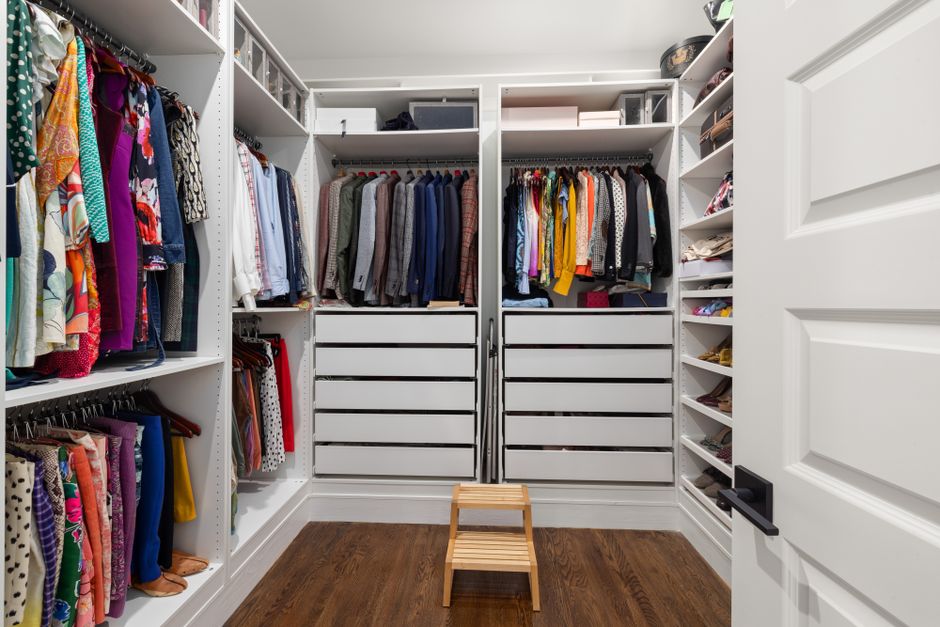 Closet organizado com roupas variadas, perfeito para artigos sobre organização do espaço e moda.