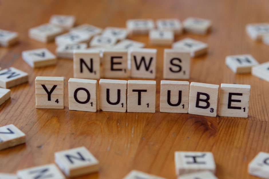 Imagem com blocos de palavras formando 'NEWS YOUTUBE', simbolizando atualidades e produção de conteúdo digital.