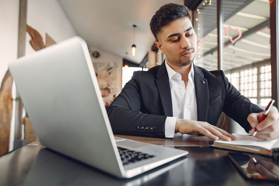 Como estudar gestão de negócios online em 2026: guia completo para aprender e aplicar