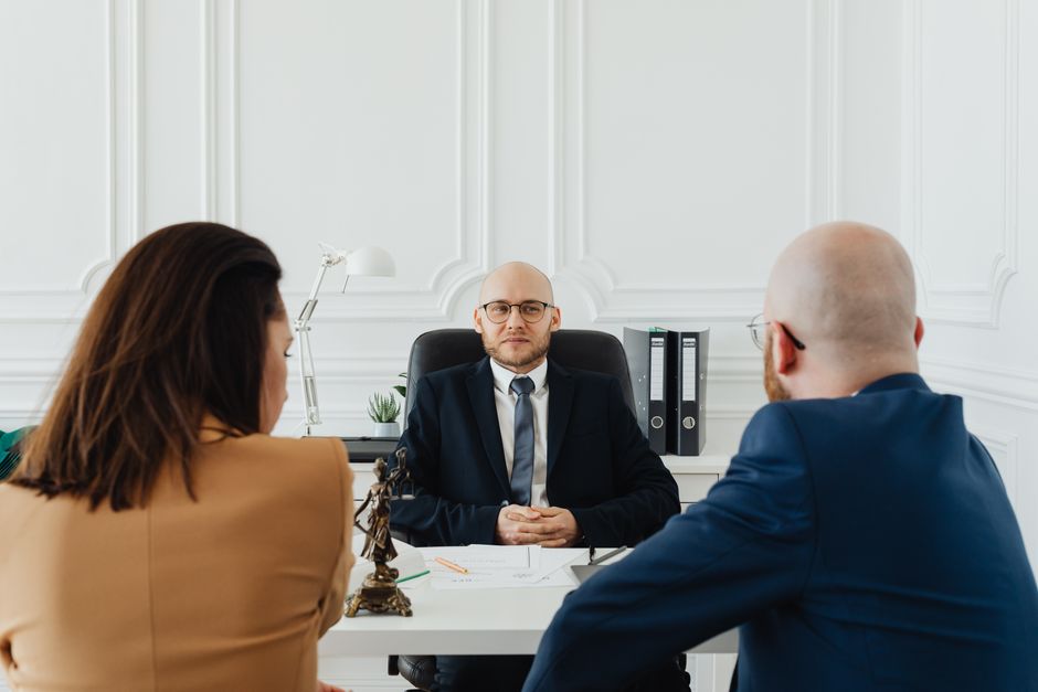 Homem realizando uma entrevista de emprego em um ambiente corporativo elegante e formal.