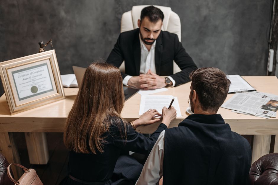 Reunião de aconselhamento ou entrevista de trabalho em um ambiente profissional, com foco em negociações e tomada de decisões empresariais.