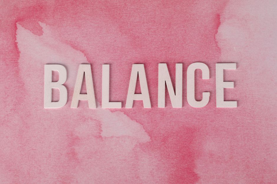 Imagem com a palavra 'BALANCE' em destaque sobre um fundo rosa aquarelado, simbolizando equilíbrio e harmonia.