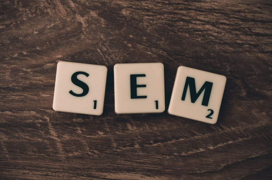 Imagem representando a sigla 'S.E.M.' em peças de jogo, destacando temas relacionados a estratégias de negócio ou tecnologia.