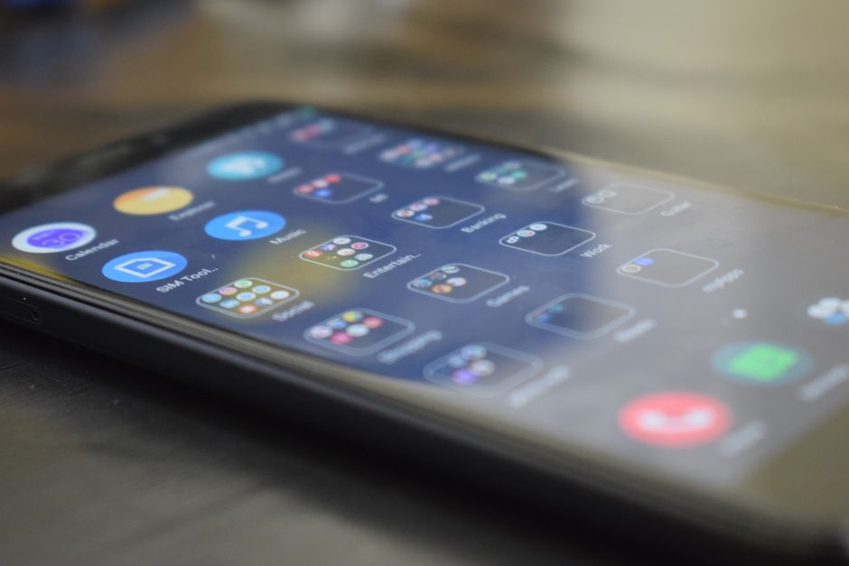 Imagem de um smartphone exibindo vários aplicativos de comunicação e produtividade, ideal para artigos sobre tecnologia móvel e conectividade profissional.