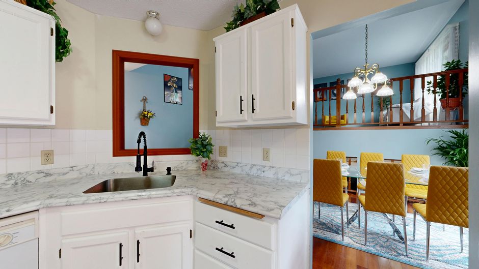 Imagem de uma cozinha integrada com sala de jantar, apresentando elementos tradicionais e aconchegantes de decoração residencial.