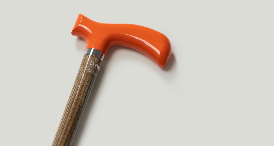 Ferramenta de construção em madeira com cabo de plástico laranja, destacando-se por sua utilidade em reformas e trabalhos manuais.