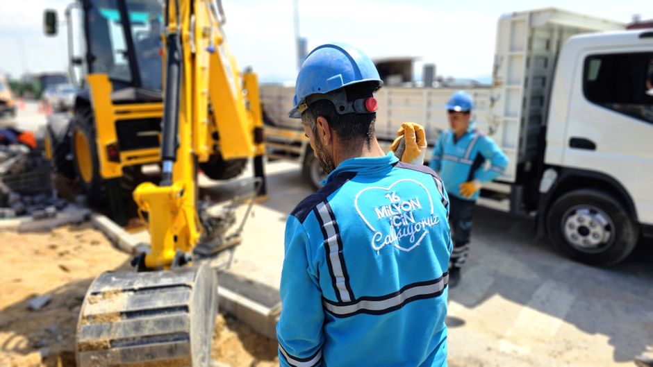 Homens trabalhando em uma construção ao ar livre, com foco em segurança e equipes de obra.
