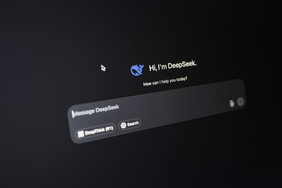 Tela de assistente virtual DeepSeek apresentando interface de chatbot inteligente voltado para suporte ao usuário.