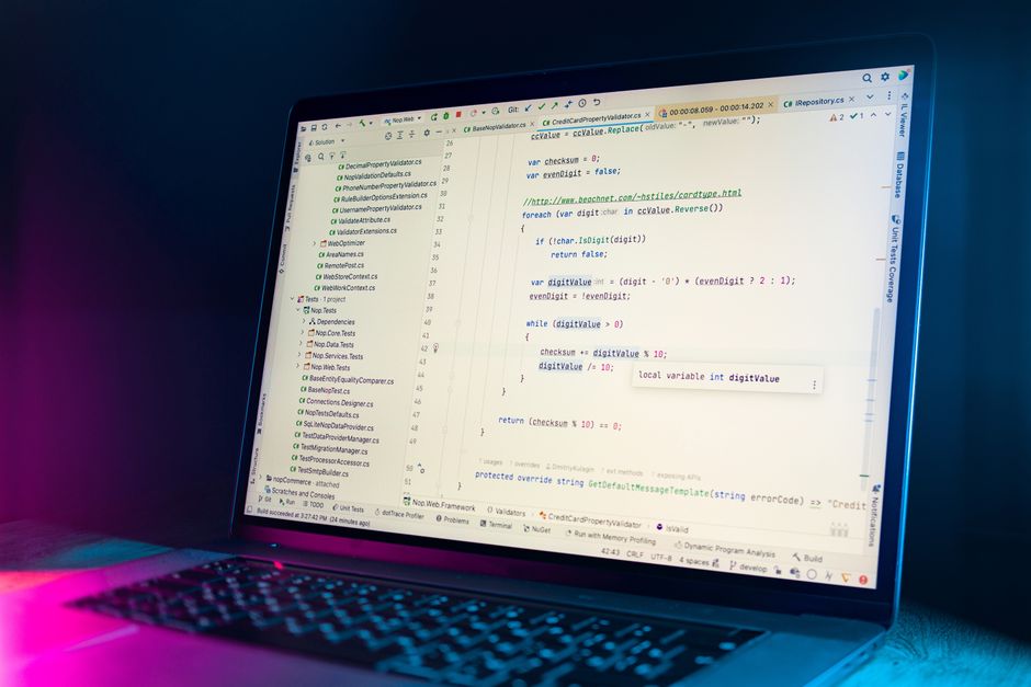 Tela de computador exibindo código de programação em um ambiente de desenvolvimento, representando tecnologia e inovação.