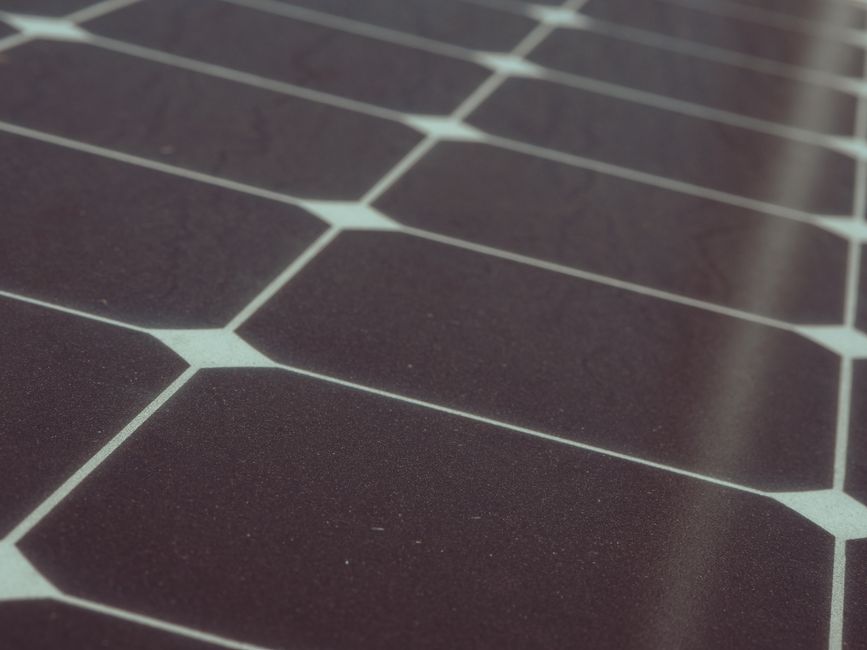 Imagem de painéis solares mostrando a conexão entre as células fotovoltaicas, destacando energia sustentável e tecnologia limpa.