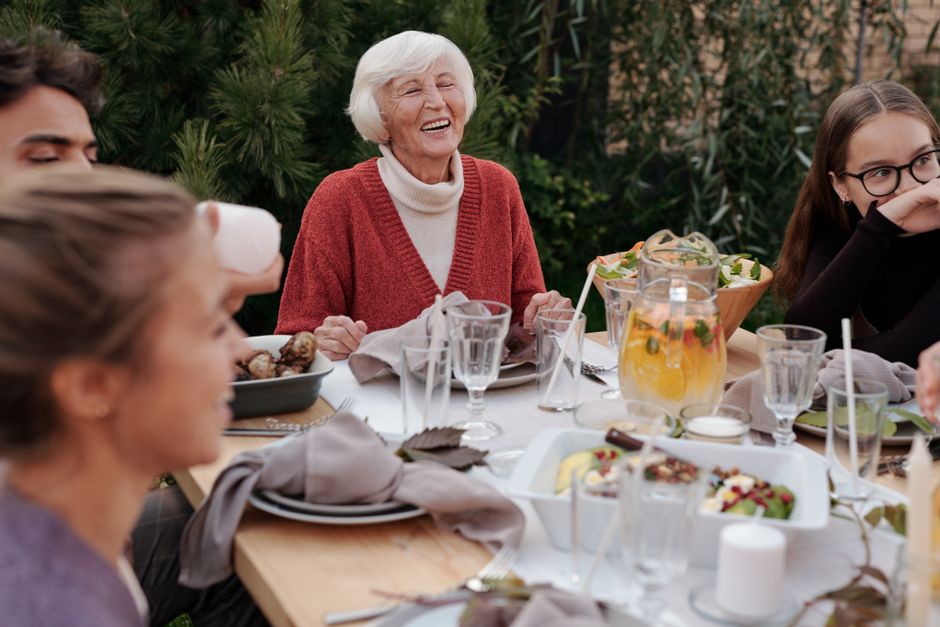 Reunião familiar ao ar livre com momentos de alegria e convivência, ideal para artigos sobre celebrações e relações familiares.