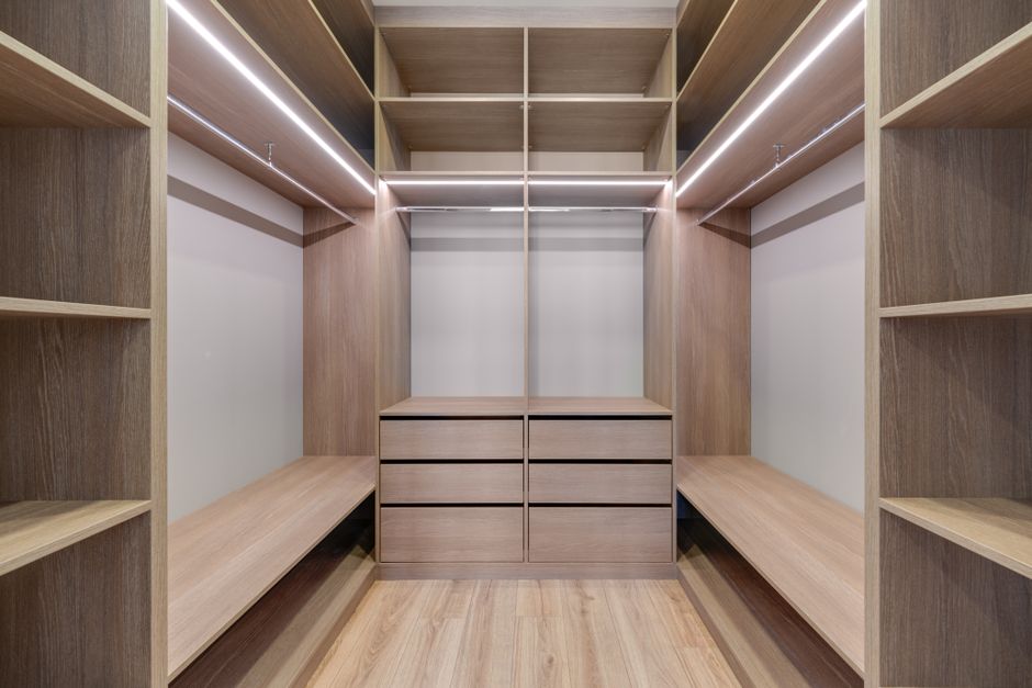 Dicas para Organizar o Guarda-Roupa no Trabalho em 2026: Guia Completo