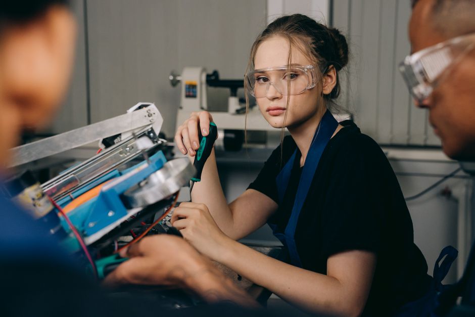 Jovem estudante realizando experimento científico em laboratório, demonstrando interesse pelo campo de ciência e tecnologia.
