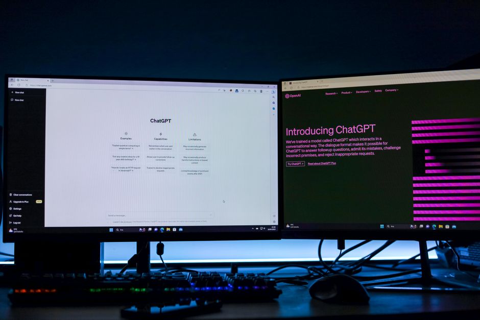 Imagem de dois monitores mostrando conteúdos relacionados à inteligência artificial e tecnologia, ideal para um artigo sobre inovação digital e uso de IA em negócios.