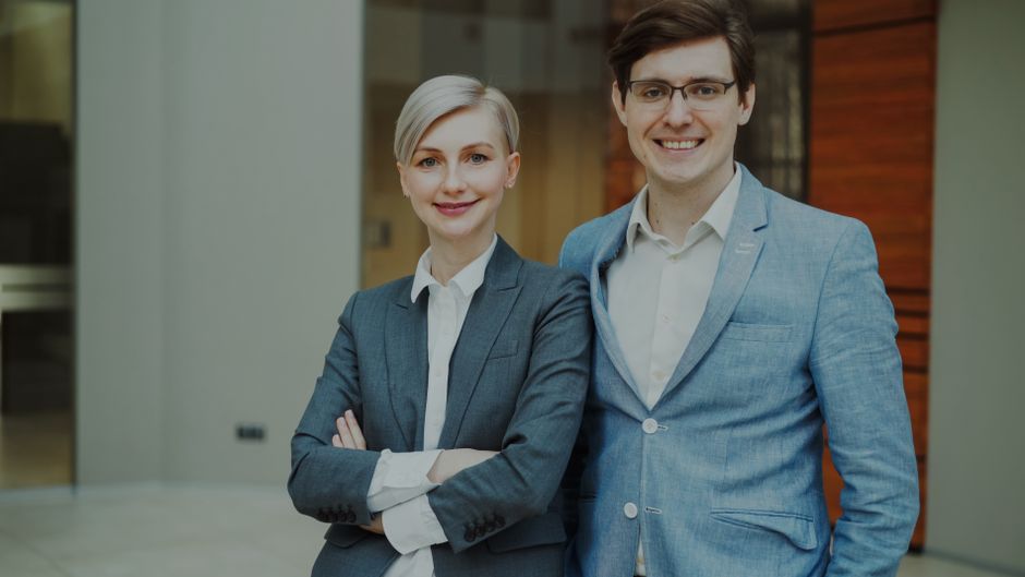 Foto de dois profissionais de carreira em ambiente corporativo, transmitindo confiança e profissionalismo para um artigo sobre desenvolvimento de carreira.