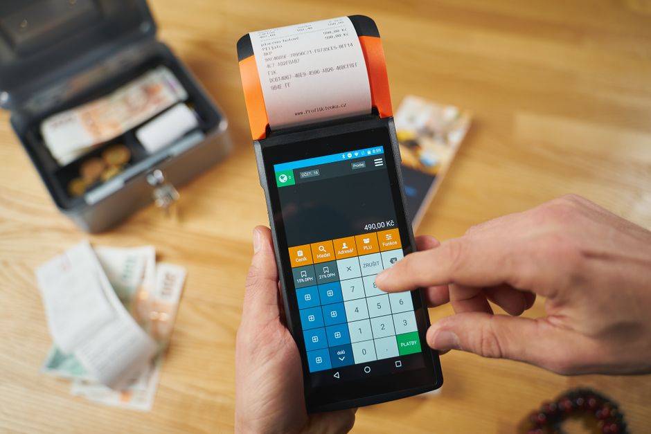 Pessoa realizando uma transação financeira com um leitor de código de barras de celular, ilustrando temas de gestão financeira e tecnologia de pagamentos.