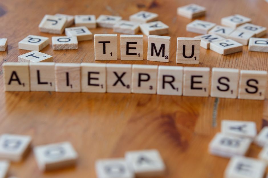 Imagem com blocos de letras formando as palavras 'TEMU' e 'ALEXPRESS', sugerindo temas relacionados a tecnologia, comunicação ou marketing digital.