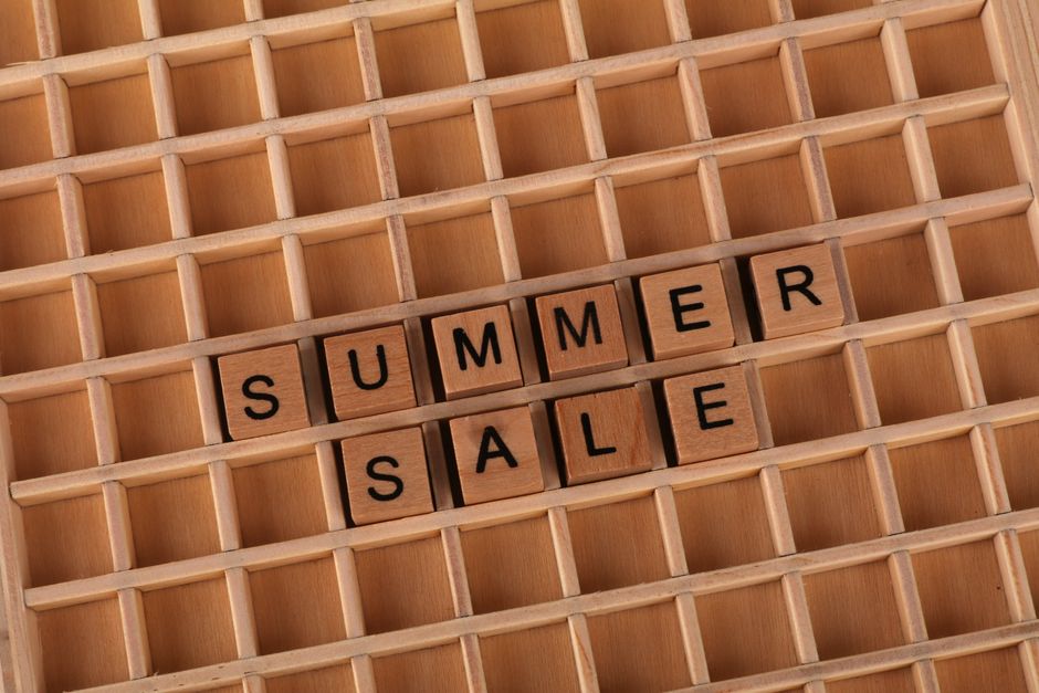 Imagem de blocos de letras formando a frase 'Summer Sale', ideal para ilustrar promoções de verão em blogs de varejo ou moda.