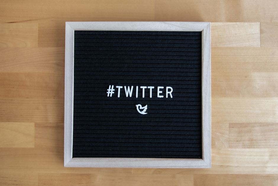Quadro de mensagens destacando o uso da hashtag #Twitter, simbolizando a presença digital nas redes sociais.