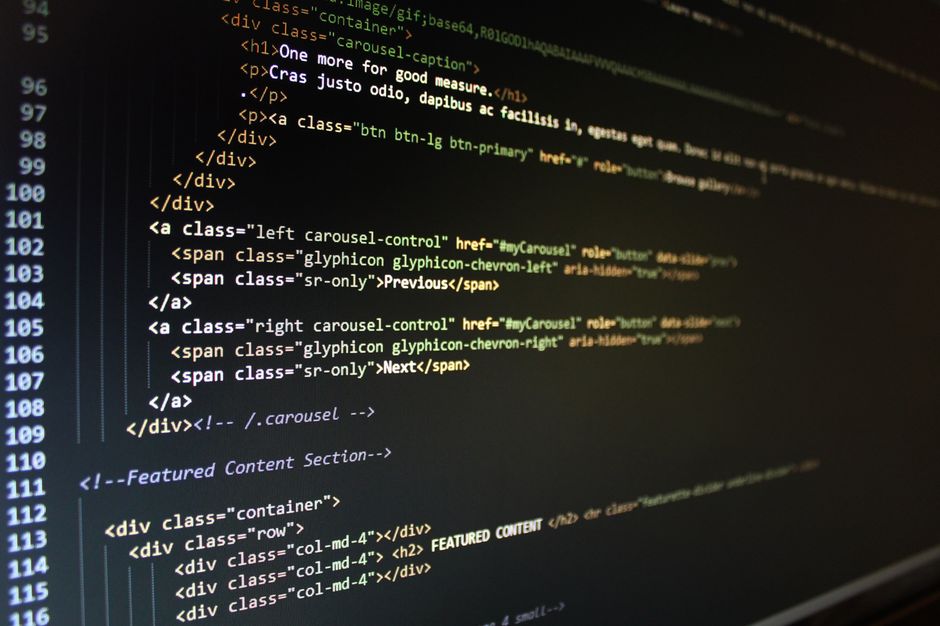 Imagem de um código-fonte de programação exibido em uma tela de computador, representando tecnologia e desenvolvimento de software.