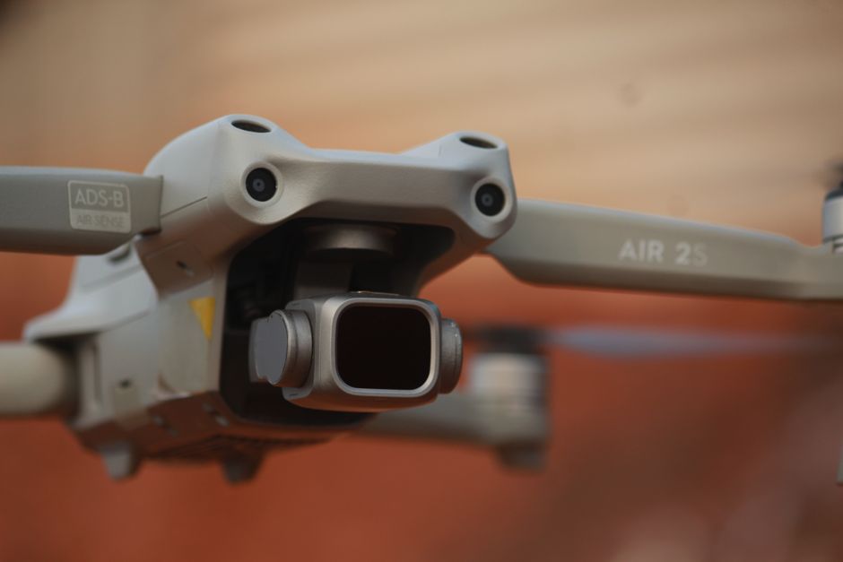 Imagem de um drone comercializado para fins de tecnologia ou fotografia aérea, com foco na câmera e estrutura do aparelho.