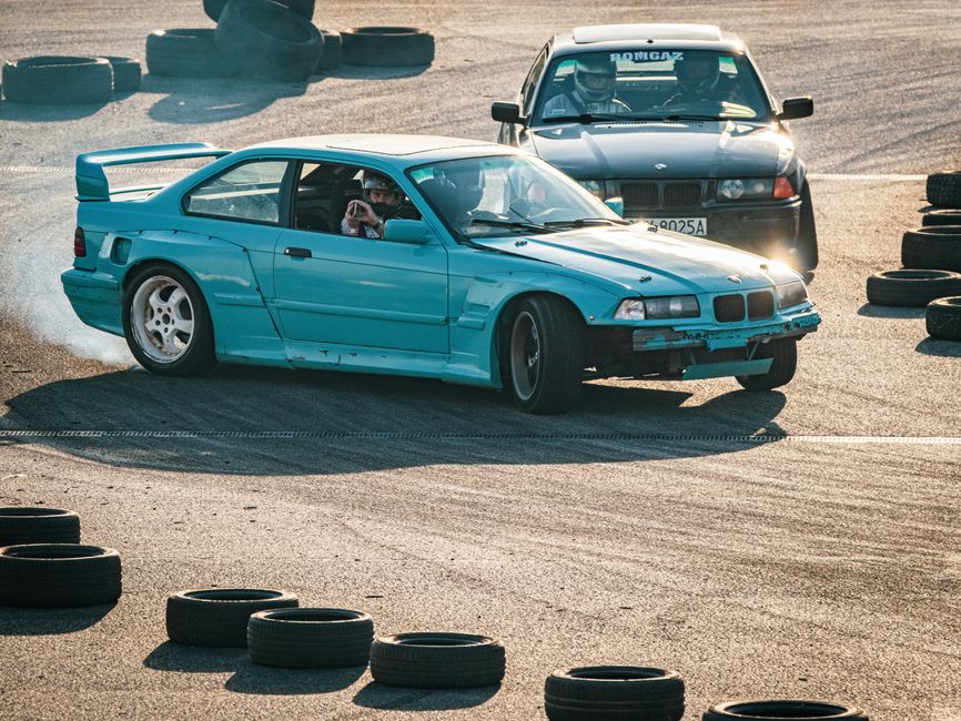Carros de corrida em uma pista de obstáculos, ilustrando competições automobilísticas ou treinamento de pilotagem.