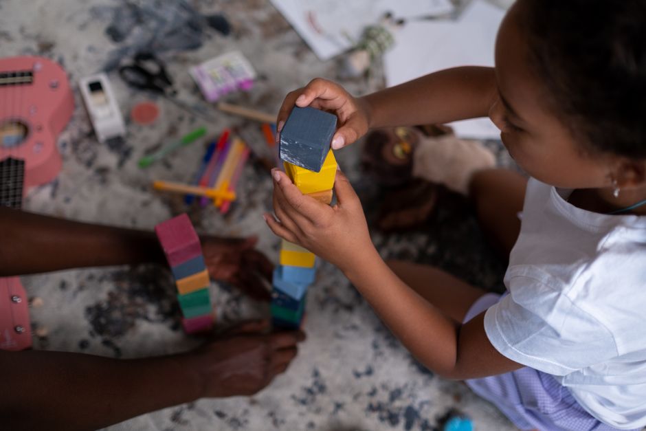 Dicas de Atividades para Estimular a Criatividade Infantil em 2026