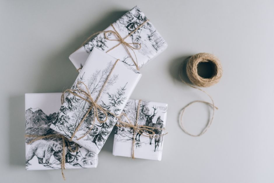 Pacotes de presente decorados com temas de inverno, prontos para Natal ou festas de fim de ano, com fita de juta e detalhes em preto e branco.