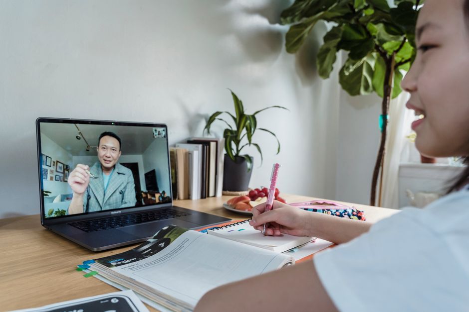 Como Assistir Aula ao Vivo pela Internet em 2026: Guia Completo e Atualizado
