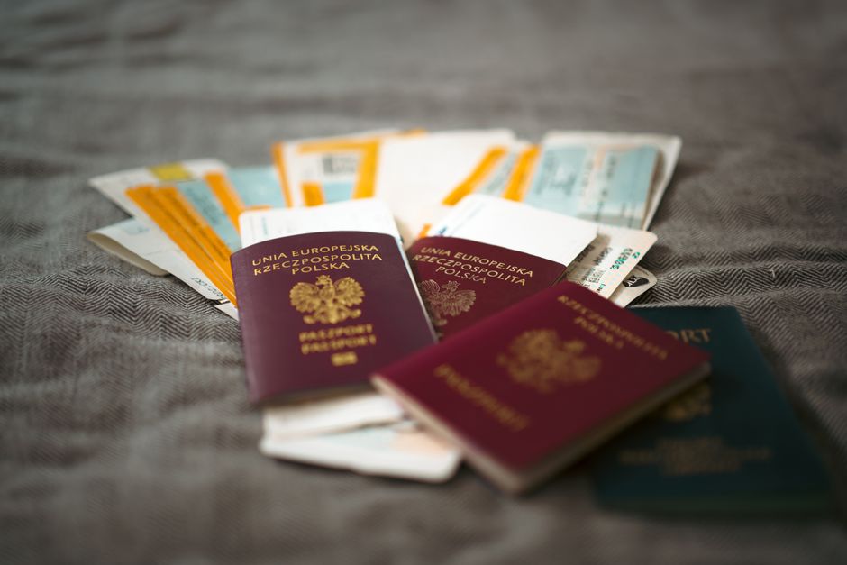 Imagem com passaportes e dinheiro, simbolizando viagem internacional ou imigração.