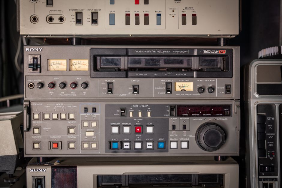 Equipamentos de gravação analógica utilizados em produção audiovisual, evidenciando tecnologia de áudio e vídeo antiga.