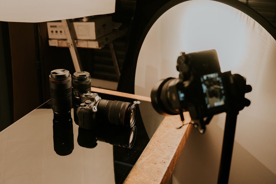 Estúdio de fotografia com câmeras profissionais e iluminação feita para sessões de fotos ou produção de conteúdo visual.