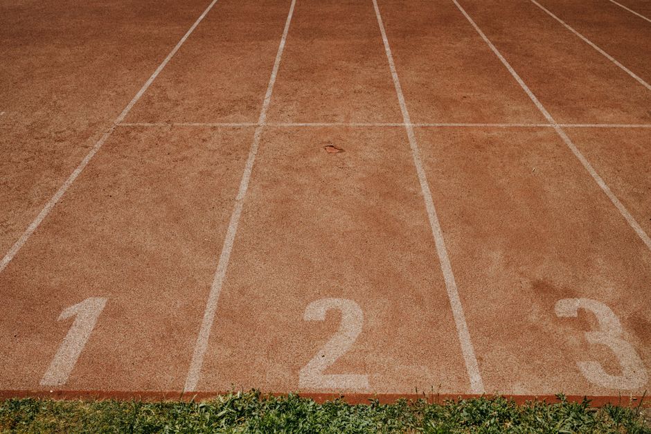 Imagem de uma pista de corrida ao ar livre, simbolizando velocidade, competição e superação.