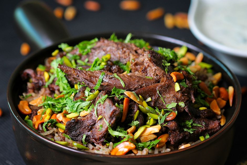 Prato de carne com arroz e legumes, apresentado em uma tigela, ideal para alimentos tradicionais e culinária caseira brasileira.