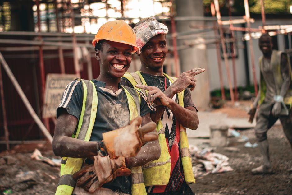 Dicas para manter a saúde e o condicionamento físico durante obras pesadas em 2026
