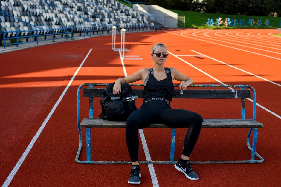 Juventude praticando atletismo no estádio, destacando a preparação física e o esporte ao ar livre.