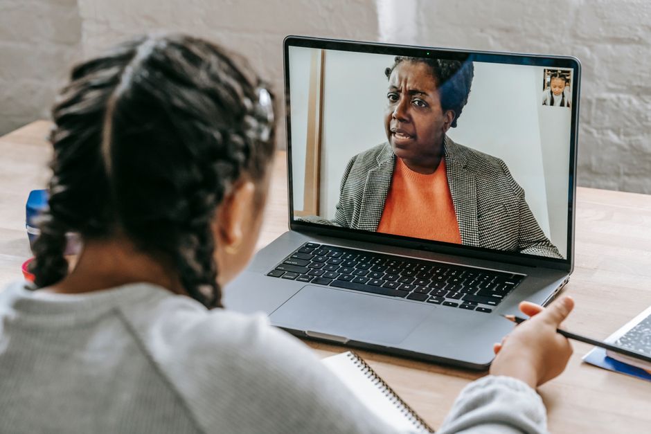 Mulher participando de uma reunião online, ilustrando o tema de comunicação virtual e trabalho remoto.
