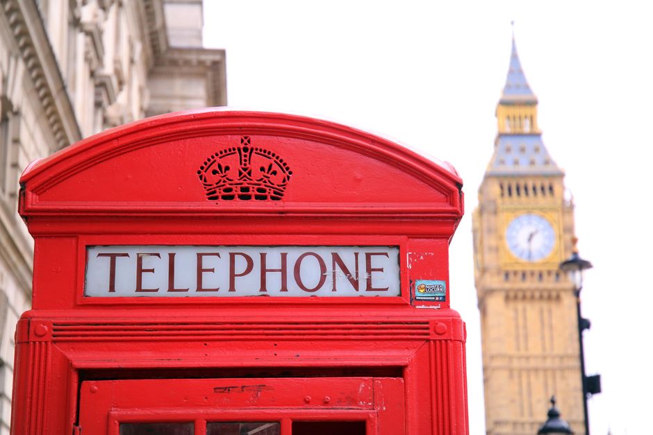 Ícone clássico de comunicação representando tradição e história de serviços de telefonia na cidade de Londres.