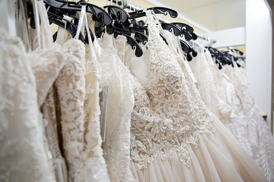 Vestuários de noiva em uma loja de casamento, prontos para serem escolhidos.